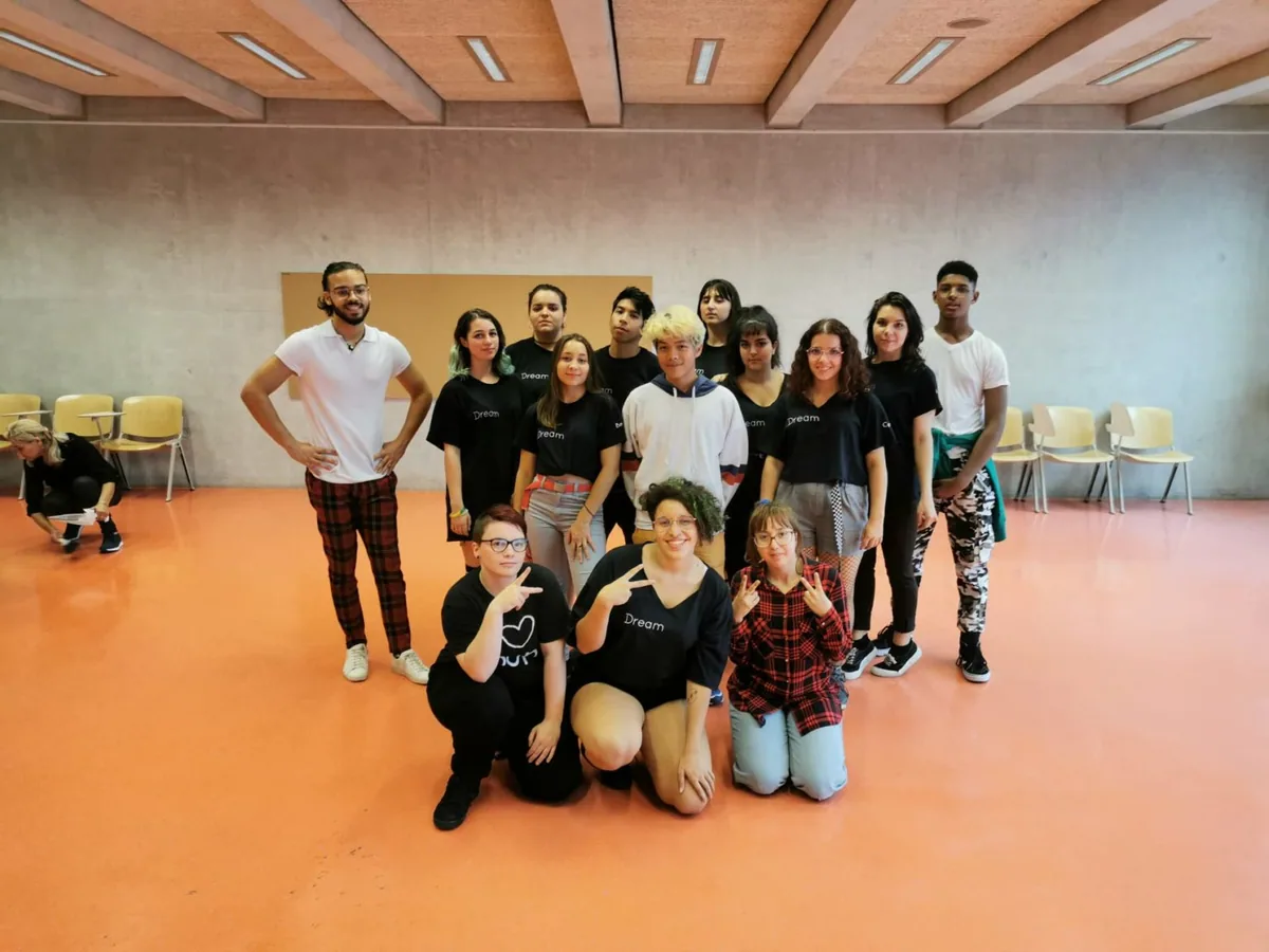 Groupe de danse après une performance en 2019