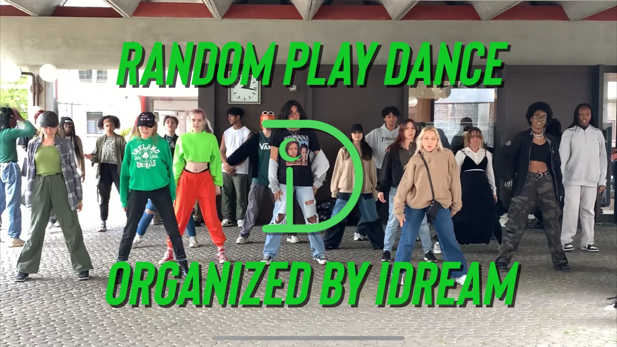 Random play dance by iDream dans un espace public