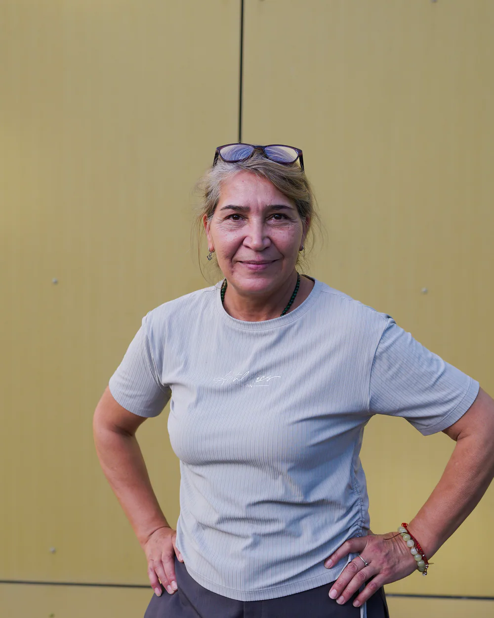 Sofija devant une façade jaune